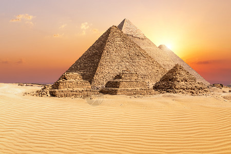 墓埃及日落时沙漠中著名的吉萨金字塔埃及日落时沙漠中著名的吉萨金字塔假期胡夫图片