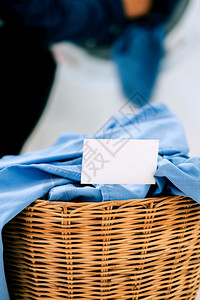家务洗钱皱巴的装有洗衣机背景涤的篮子衣服和白织物上紧贴空名片图片