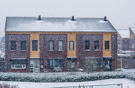 季节冰欧洲的寒冷和冬日梯田式房屋现代土丘建筑一个小土丘村的雪崩图片