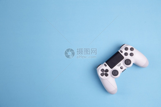 视频游戏控制台开发了互动娱乐节目在蓝背景上被孤立的玩偶游戏控制器配饰闲暇保持图片