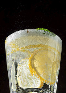 白色的一杯加柠檬水或莫吉托鸡尾酒柠檬和薄荷糖合起来蒸汽寒冷的图片