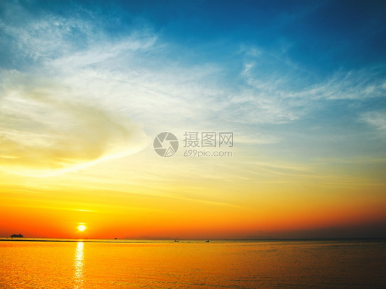 阳光水平的宁静海面上美丽日落海浪图片