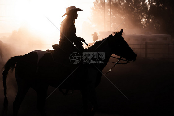 天空辉光男日落的太阳休谢马背上骑手古洛士罗德奥达斯地帝竞技场图片