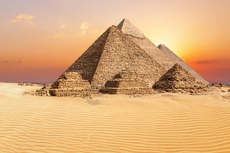 著名的吉萨金字塔在埃及日落的沙漠里海鸥车夫法老图片