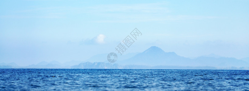 景观夏天冷静的泰国安达曼海清晨大雾景图片