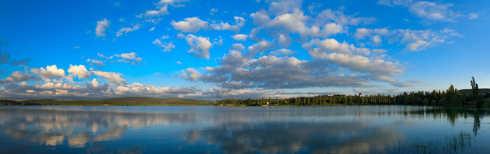 假期旅游季节蓝天阳光照在水面上湖的自然反射和美丽的乌云图片