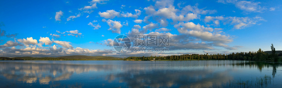假期旅游季节蓝天阳光照在水面上湖的自然反射和美丽的乌云图片