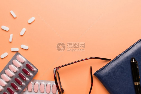 橙色背景上的药品药物图片
