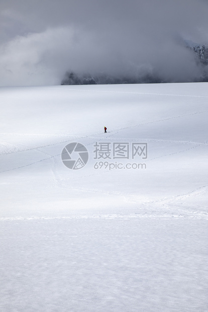 孤独徒步横跨南极的白雪和冰面景观不可思议徒步旅行者图片