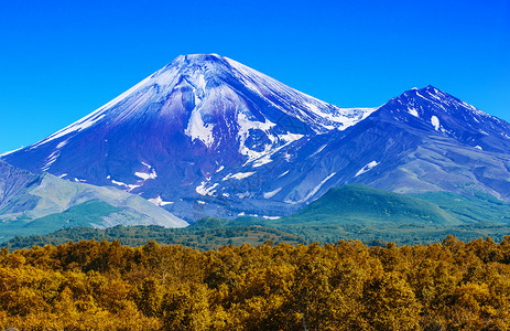 下雪的一种岩石秋天在堪察卡的阿瓦欣斯基火山中图片