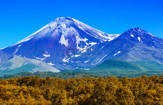 下雪的一种岩石秋天在堪察卡的阿瓦欣斯基火山中图片