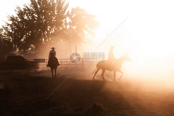 绳索日落的太阳休谢马背上骑手古洛士罗德奥达斯地帝竞技场晚上图片