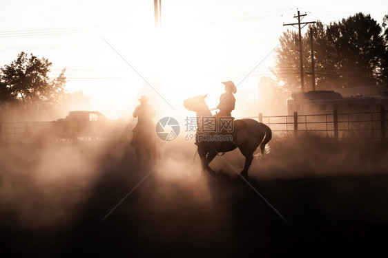 人类女士剪影日落的太阳休谢马背上骑手古洛士罗德奥达斯地帝竞技场图片