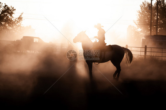 牧场日落的太阳休谢马背上骑手古洛士罗德奥达斯地帝竞技场剪影绳索图片