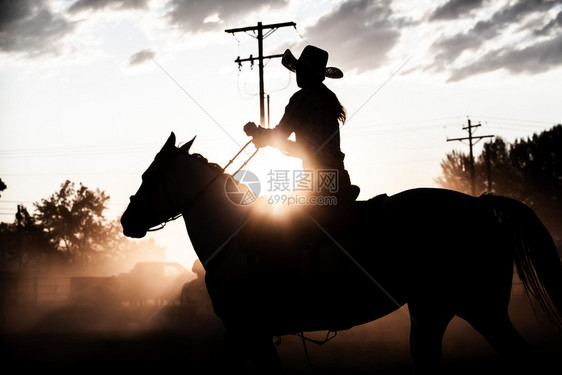 天空日落的太阳休谢马背上骑手古洛士罗德奥达斯地帝竞技场轮廓骑术图片