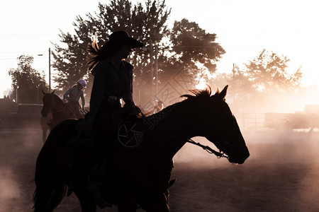 马术日落的太阳休谢马背上骑手古洛士罗德奥达斯地帝竞技场活动自然图片