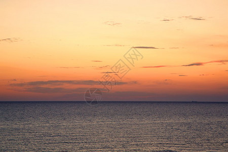 紫色的里海选择聚焦点的美丽橙红色日落的背景情况百分比云黄昏图片
