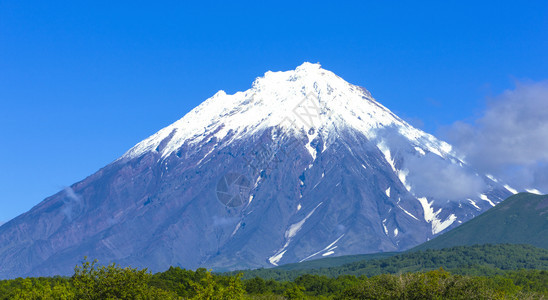 森林顶峰秋天在堪察喀山的科里亚斯基火山抽烟图片