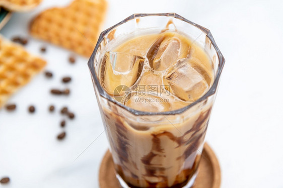 食物一杯高加焦糖浆的冰拿铁咖啡巧克力玻璃图片