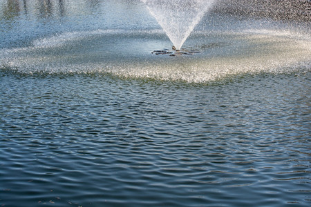 水暖泉从池中垂直喷出的泉松弛来源图片