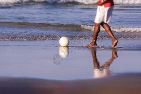 地平线天空男孩在海滩上踢足球伯南布哥图片