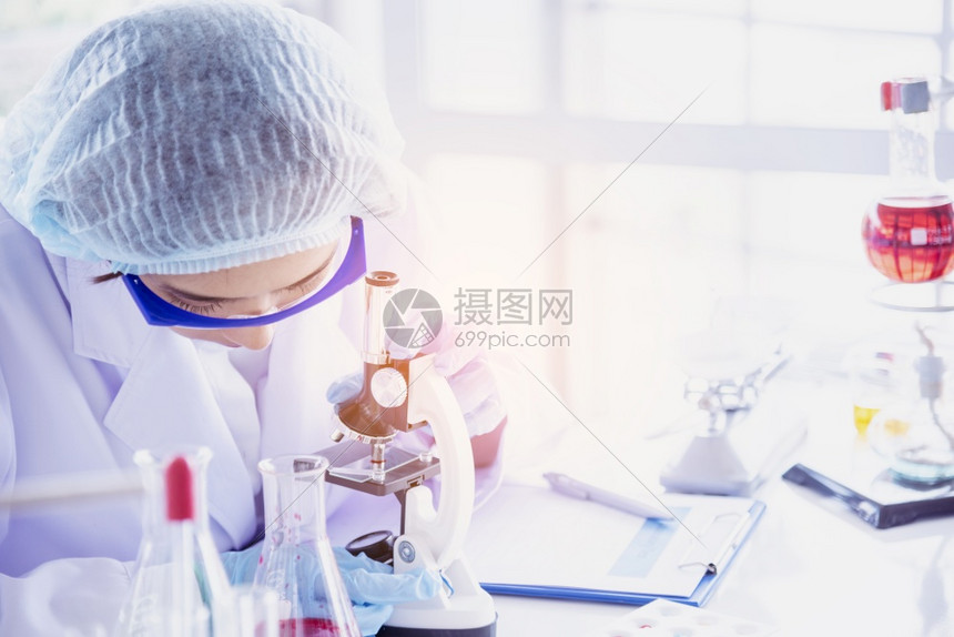 学习明亮的人们女科学家看显微镜科学试管分析实验室研究中的科学样本生物技术制造抗疫苗化学科实验室概念图片