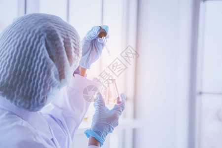 女科学家看显微镜科学试管分析实验室研究中的科学样本生物技术制造抗疫苗化学科实验室概念女士遗传机构图片