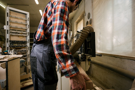 凿建造木头工车间的作流程服的人在木车间使用加厚刨床专业木工和人的概念车间作流程图片