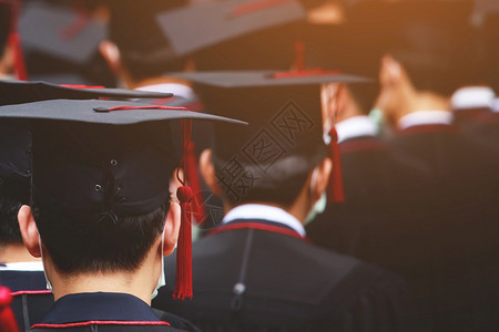 班级帽子在大学毕业典礼上祝贺概念教育并复制空间横幅在大学毕业仪式上向生们表示祝贺学术的图片
