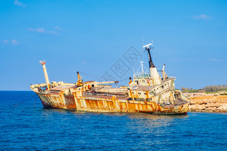 常设蓝色的塞浦路斯帕福Pegeia废弃生锈沉船EDROIII它搁浅在帕福斯珊瑚湾kantarkastoi海洞的Peyia岩石上站图片