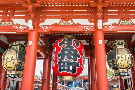 在森索吉寺庙标志地的美丽景浅草神庙红灯大笼Sensoji是东京最有名对旅游者和当地人民最受欢迎的圣殿红色天门图片