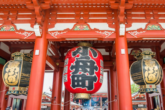 在森索吉寺庙标志地的美丽景浅草神庙红灯大笼Sensoji是东京最有名对旅游者和当地人民最受欢迎的圣殿红色天门图片