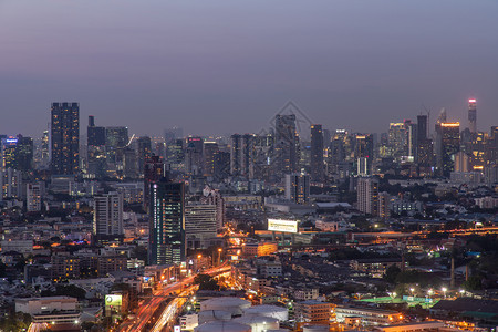 曼谷泰国20年3月6日2年3月6日曼谷天空之景与商业区的摩天大楼在夜晚美丽的黄昏给城市带来了现代风格的焦点都会旅游重图片