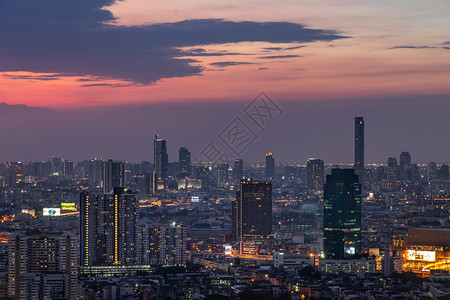 抽象的河云曼谷泰国20年3月6日2年3月6日曼谷天空之景与商业区的摩天大楼在夜晚美丽的黄昏给城市带来了现代风格的焦点图片