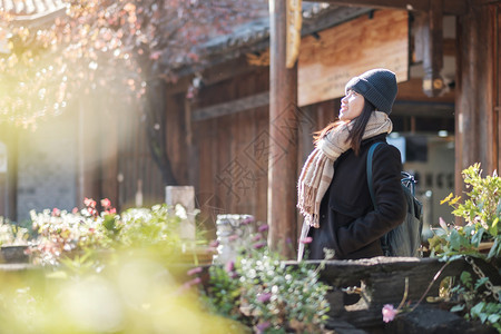 正方形受欢迎的人们快乐年轻女旅行者在李江老城广场街上旅行这是云南梁江旅游景点亚洲游览概念的里程碑和流行地点图片