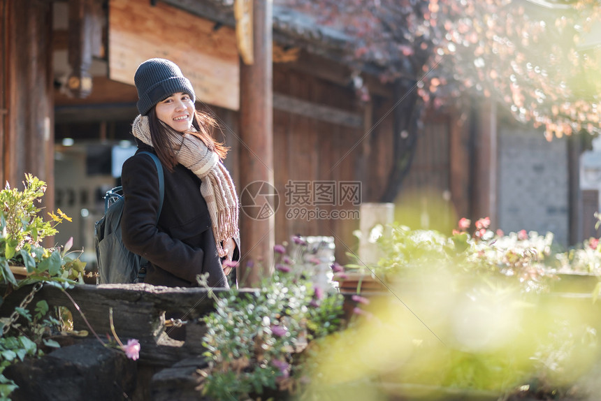 店铺快乐的年轻女旅行者在李江老城广场街上旅行这是云南梁江旅游景点亚洲游览概念的里程碑和流行地点独奏天图片