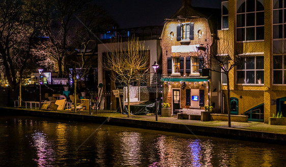 码头莱茵河水面典型的杜丘建筑AphenaandenRijn夜间建筑荷兰城市的图片