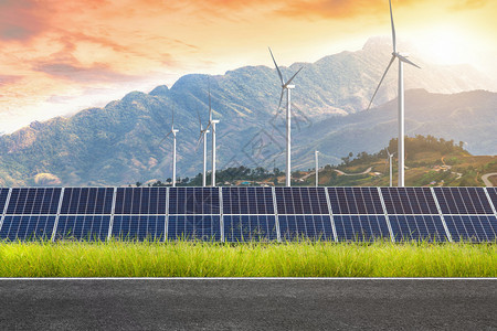 阳光活力以太能电池板和风涡轮机对抗山地景观日落天空的平面公路替代能源概念电的图片