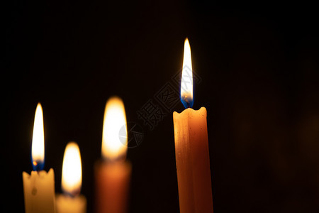 指导圣诞节黑暗房间的蜡烛点燃火光生存手段的或者到达目的地光向线闪耀出创造想法宗教图片