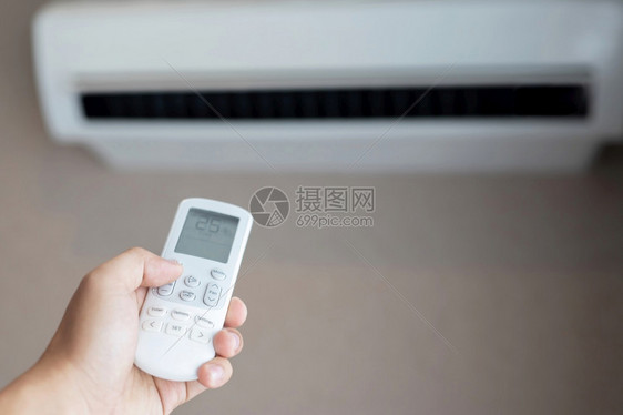 度数一种手人们对空调进行遥控制25摄氏度以节省室内的电量图片