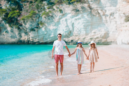 水享受海滩夏季热带假期和在海滩上玩耍的父亲和小孩享受海滩暑假的父亲和孩子女乐趣图片