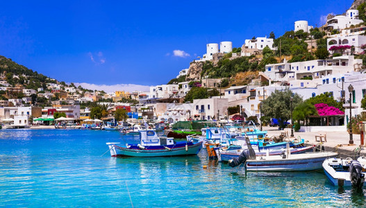 受欢迎的明信片传统希腊Pantelli海湾和村庄特优迪德勒罗斯岛图片
