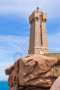 法国西北部布列塔尼粉红花岗岩海岸的灯塔和石岛自然宽慰图片