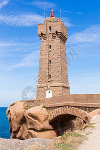 法语水国西北部布列塔尼粉红花岗岩海岸的灯塔和石欧洲图片