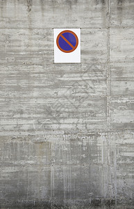 划伤结石户外混凝土墙上的禁制标志城市信息中的详细号指示城市息图片