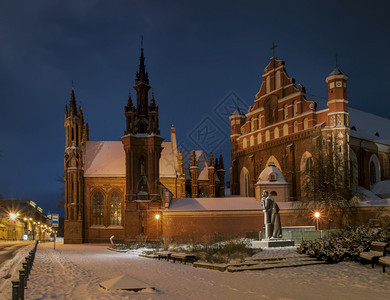 欧洲立陶宛首都维尔纽斯冬季夜间圣安诺斯和贝尔纳迪诺教堂Landmark象征艺术图片