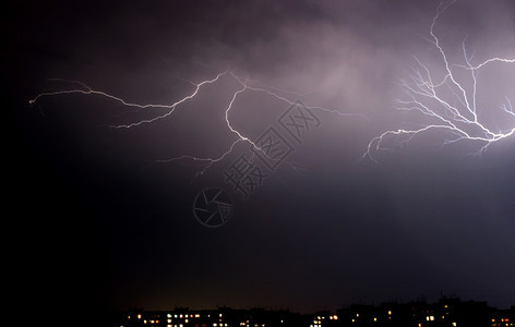 闪电雷暴夜间多云的天空背景自然供应震惊图片