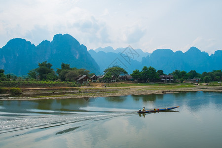 放松筏旅行河流船只村庄和山地景观老挝东南亚图片