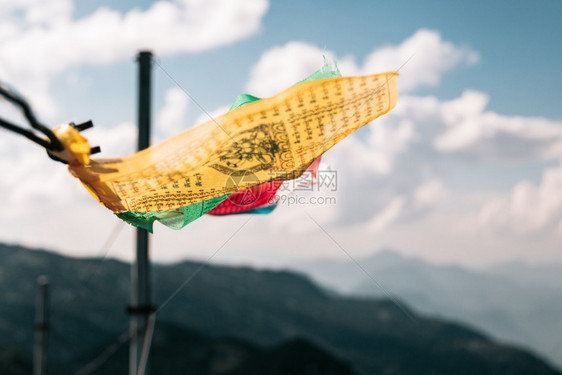 景观在奥地利特斯堡山峰的风中飘扬旗帜古老的图片