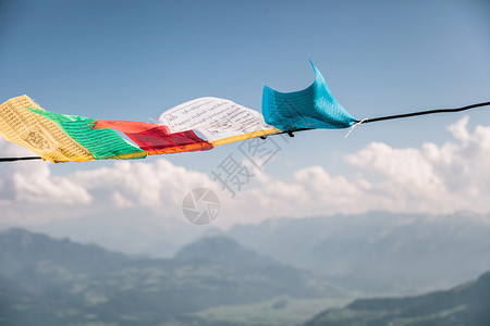 咒语飘在奥地利特斯堡山峰的风中飘扬结石图片